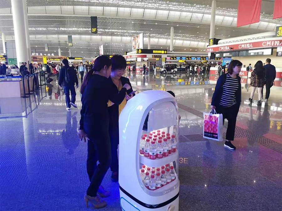 智能機器人機場就位，可自由行走為旅客指路