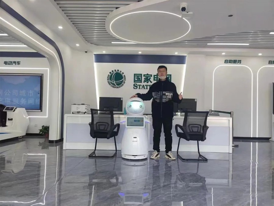 小雪接待機器人 入駐“婁底市國家電網(wǎng)”