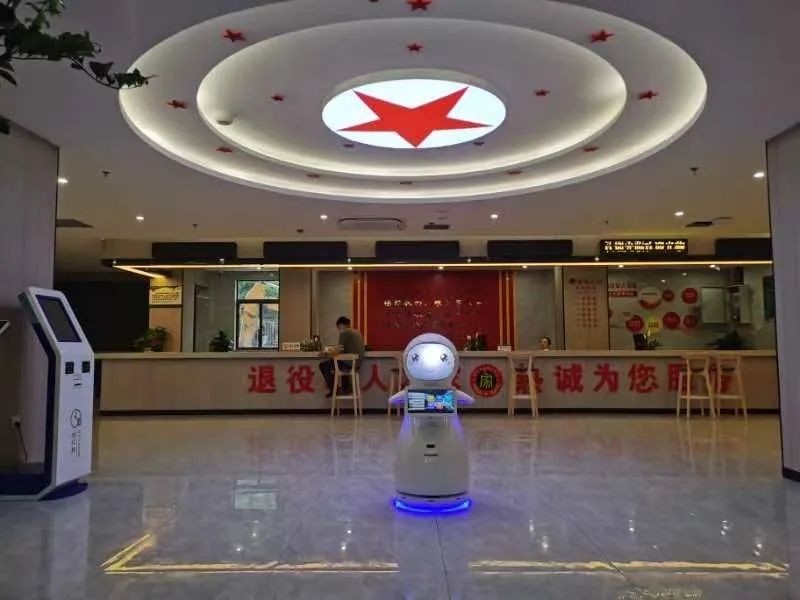 小雪機器人在“南昌市退役軍人服務中心”，...