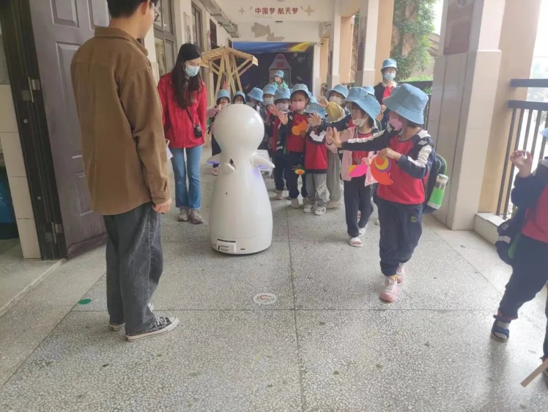 小雪機器人 新任“青園中信小學”小小輔導...