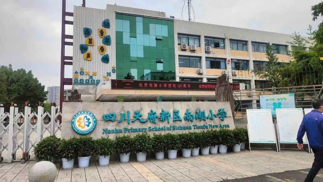 穿山甲智能機(jī)器人，引領(lǐng)未來教育~