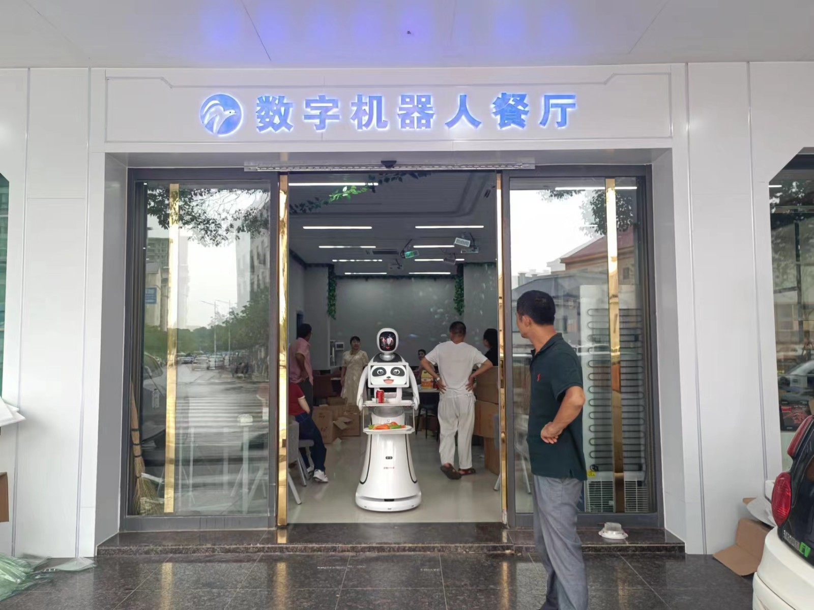 送餐+迎賓二合一的機(jī)器人 打造數(shù)字機(jī)器人...