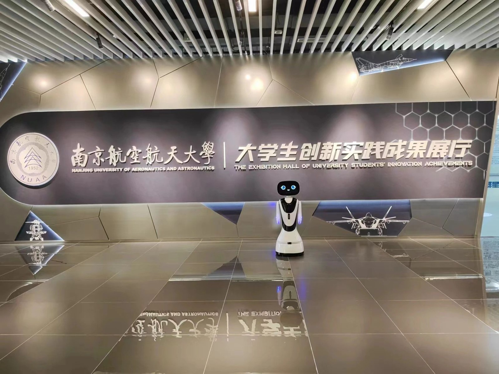 小魚機器人又閃現(xiàn)“南京航空航天大學(xué)”的創(chuàng)...