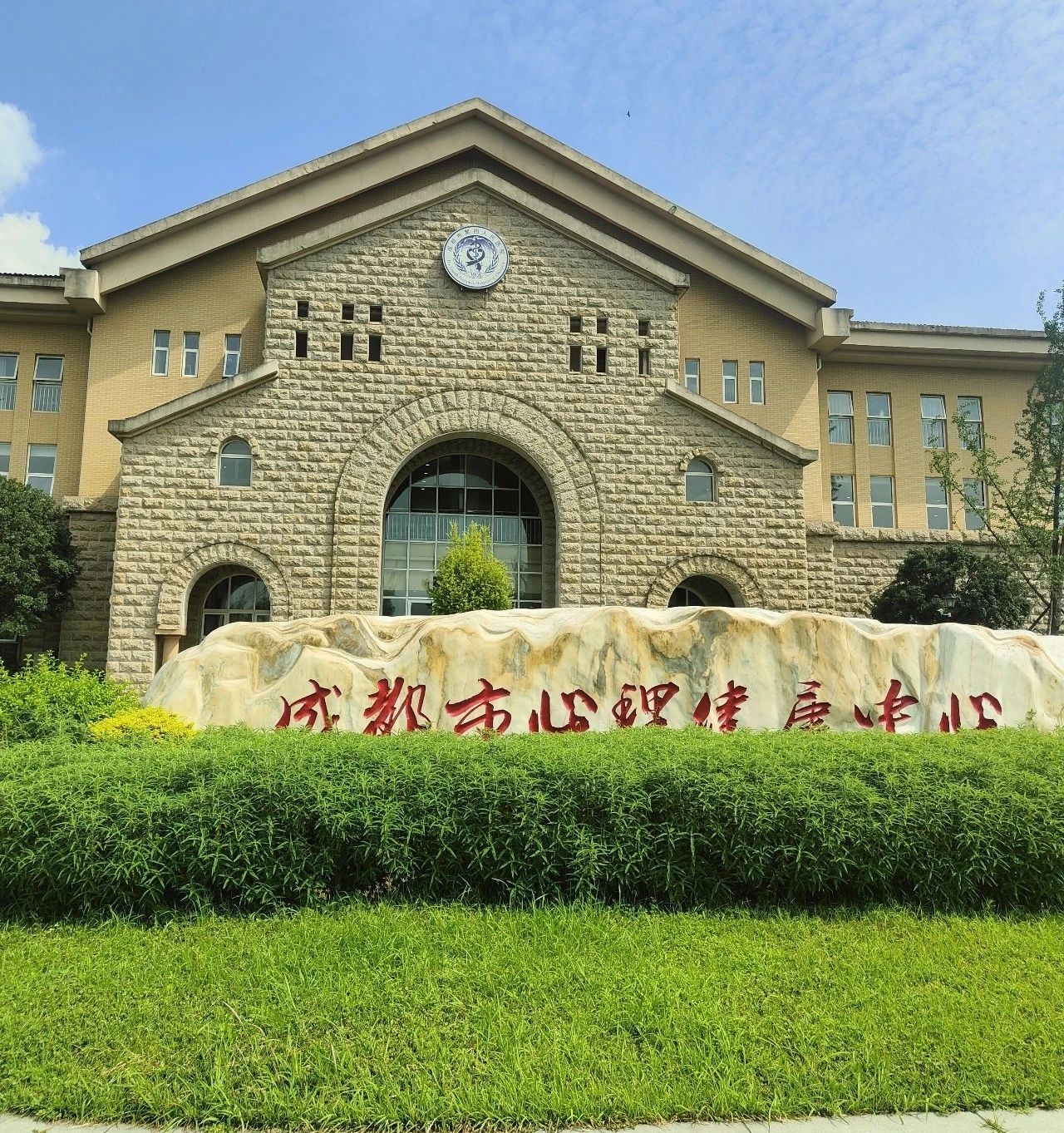 智能溫情，艾米迎賓機(jī)器人引領(lǐng)未來醫(yī)療新體...